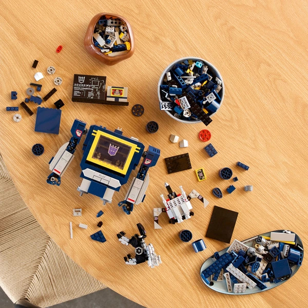 LEGO Icons Transformers: Soundwave 10358 – alternatív kép 3