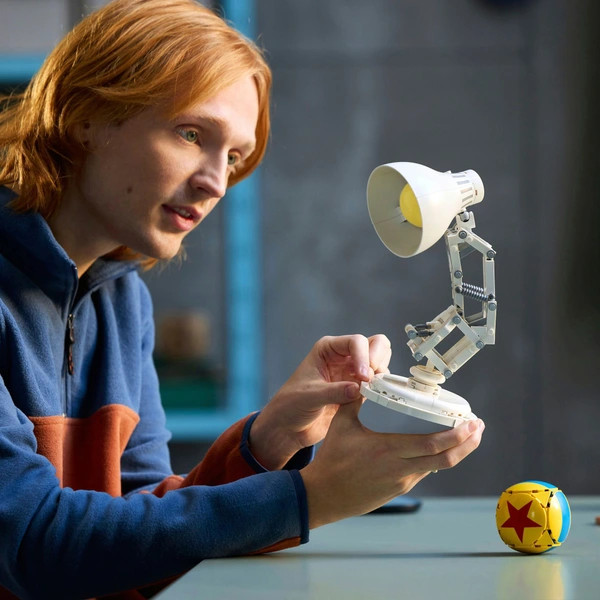 LEGO® Ideas Disney Pixar Luxo Jr. – alternatív kép 3