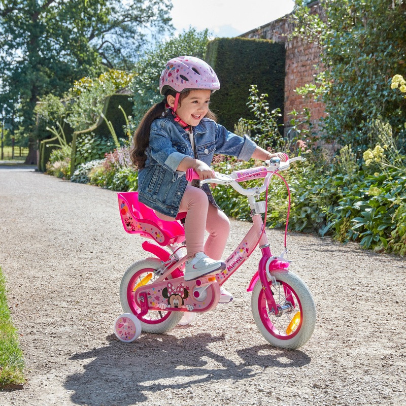 Smyths Toys 12 colos Disney Minnie Maus gyerekkerékpár kiegészítő kerekekkel, pink/lila, fő nézet