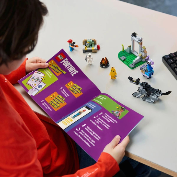 LEGO Fortnite Schali tábora és a gyújtógyertya-művész 77075 – alternatív kép 3