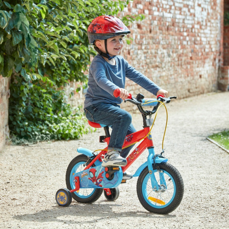 Smyths Toys 12 colos Marvel Spidey gyerekkerékpár kiegészítő kerekekkel, piros/kék, fő nézet
