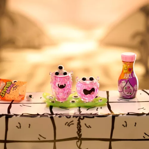 MGA's Miniverse Make It Mini Halloween meglepetésgömb (többféle)