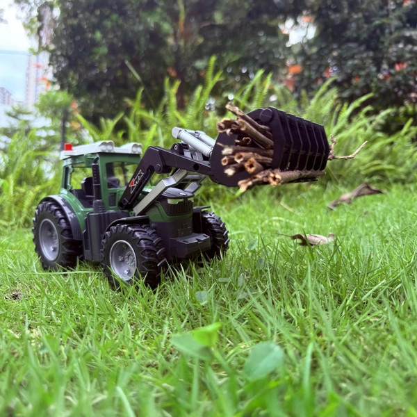 Távirányítású traktor utánfutóval – alternatív kép 3