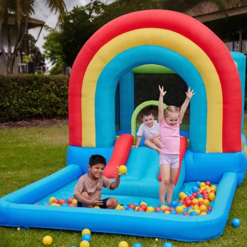 Szivárványszínű ugrálóvár csúszdával és labdamedencével