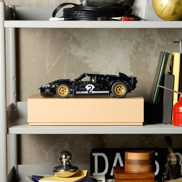 LEGO Technic 1966 Ford GT40 MKII versenyautó 42223 – alternatív kép 3