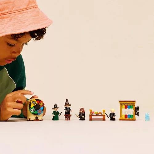 LEGO Harry Potter Roxfort kastély: Teszlek a Teszlek Süveggel 76460