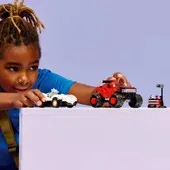 LEGO Sonic the Hedgehog Silver autója és Knuckles szörnyeteg teherautója között 77118