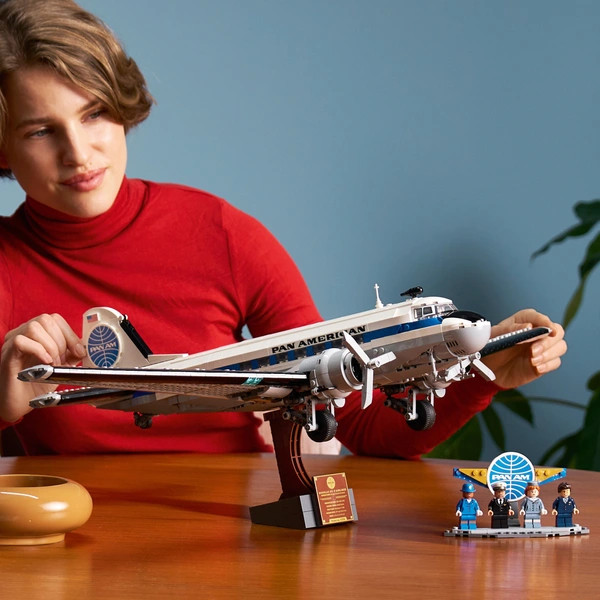 LEGO Icons Douglas DC-3 PAN AM repülőgép 11378 – alternatív kép 4