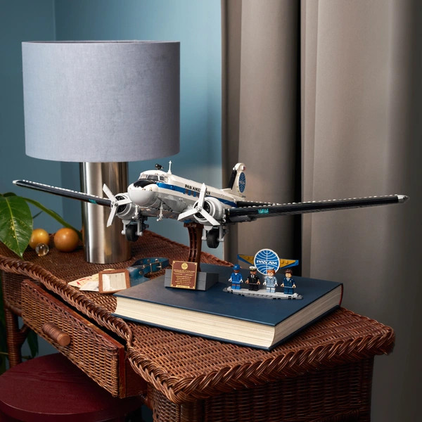 LEGO Icons Douglas DC-3 PAN AM repülőgép 11378 – alternatív kép 5