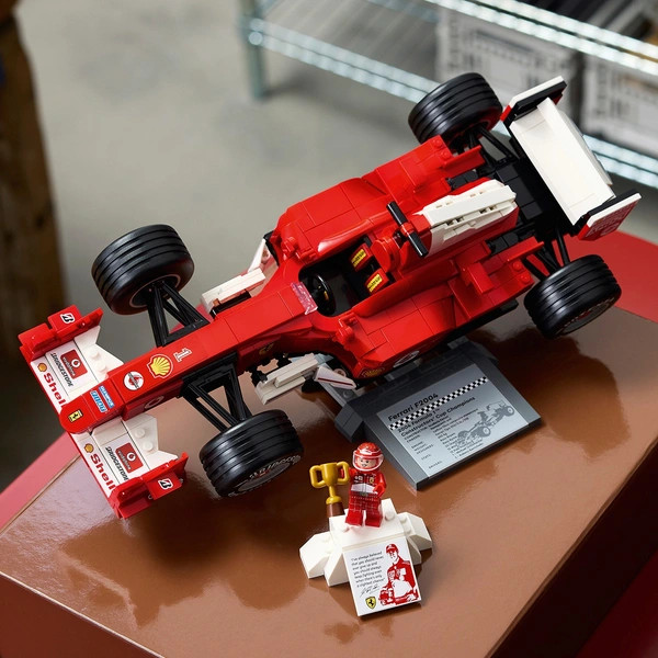 LEGO Icons Ferrari F2004 és Michael Schumacher 11375 – alternatív kép 2