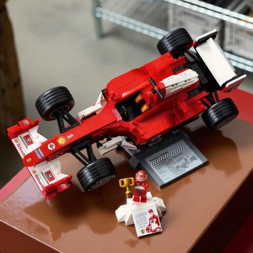 LEGO Icons Ferrari F2004 és Michael Schumacher 11375