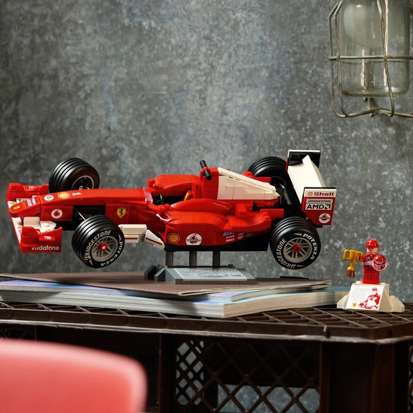 LEGO Icons Ferrari F2004 és Michael Schumacher 11375 – alternatív kép 3