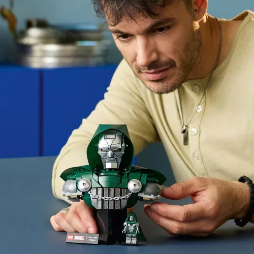 LEGO Marvel Super Heroes 76345 Doctor Doom mellszobor